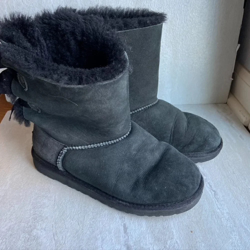 ** UGG kids size 4 women’s 5.5 Bailey bow black boots